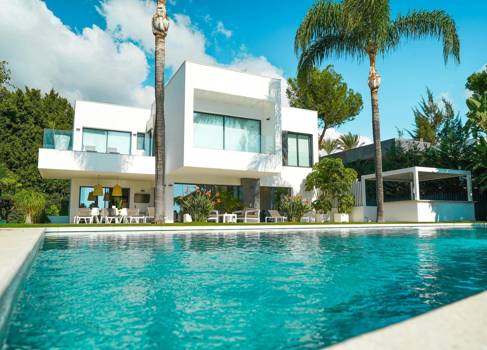 Luxury villa smart home concept used in Neuronest portfolio